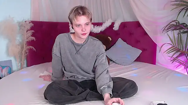 Snapshot of DemianEnglen chatting on 09.23.25 DemianEnglen online show from 09.23.25