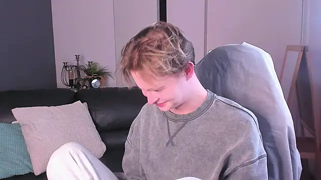 Snapshot of DemianEnglen chatting on 10.15.25 DemianEnglen online show from 10.15.25