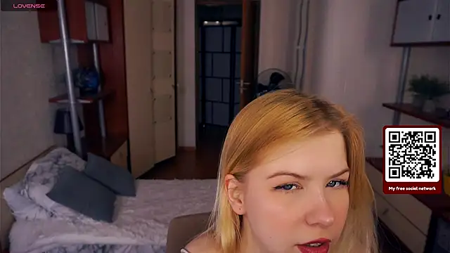 LynetHakes online show from 09.26.25