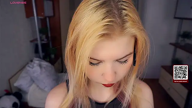 LynetHakes online show from 11.17.25