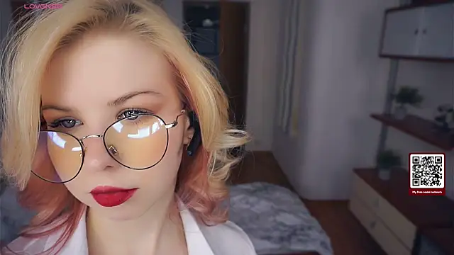 LynetHakes online show from 11.26.25