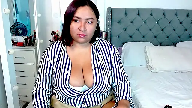 Snapshot of KarlaWild chatting on 01.24.25 KarlaWild online show from 01.24.25