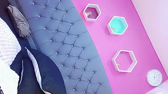 Angeles Busst online show from 01.31.25