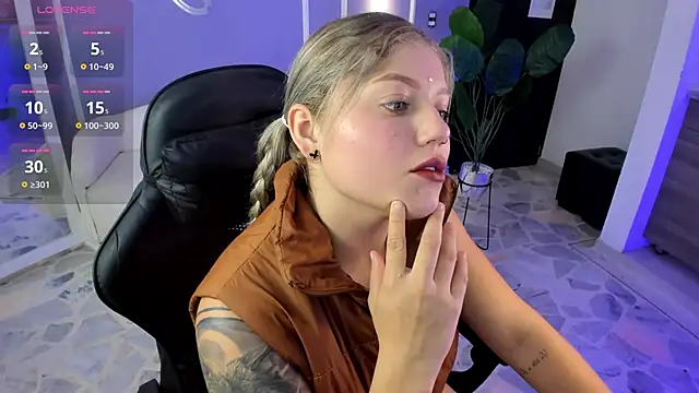 Snapshot of alaia_greyy chatting on 09.18.25 alaia greyy online show from 09.18.25