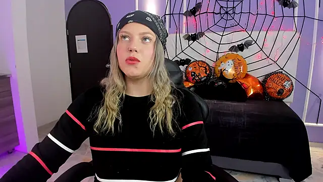 Snapshot of alaia_greyy chatting on 10.15.25 alaia greyy online show from 10.15.25