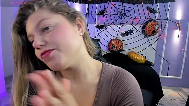 Snapshot of alaia_greyy chatting on 10.28.25 alaia greyy online show from 10.28.25