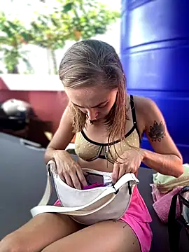 Snapshot of White_Lu chatting on 10.05.25 White Lu online show from 10.05.25