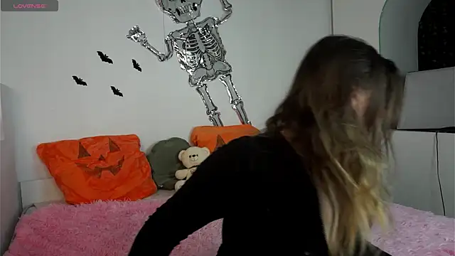 Snapshot of nawuwu chatting on 10.30.25 nawuwu online show from 10.30.25