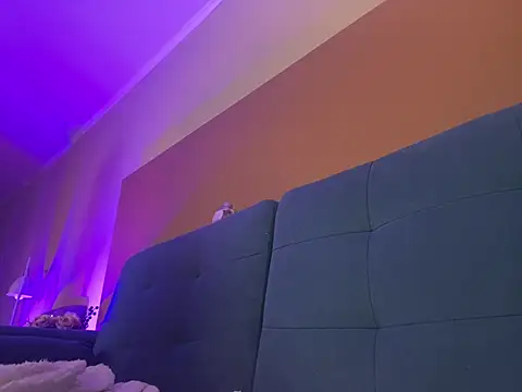 Molli Luv online show from 03.04.25