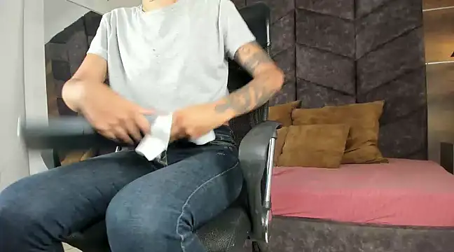 Snapshot of LauraaGomezz__ chatting on 01.26.25 LauraaGomezz online show from 01.26.25