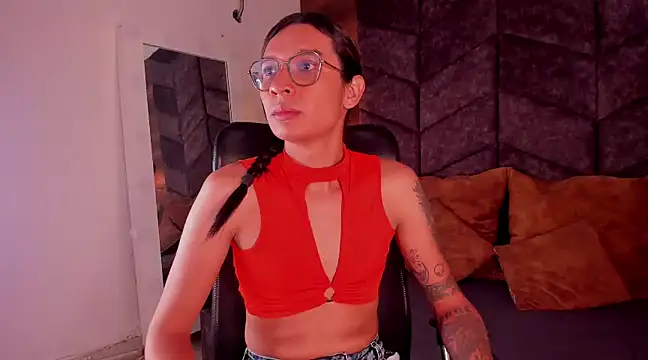 Snapshot of LauraaGomezz__ chatting on 02.12.25 LauraaGomezz online show from 02.12.25