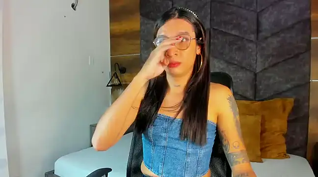 Snapshot of LauraaGomezz__ chatting on 02.19.25 LauraaGomezz online show from 02.19.25
