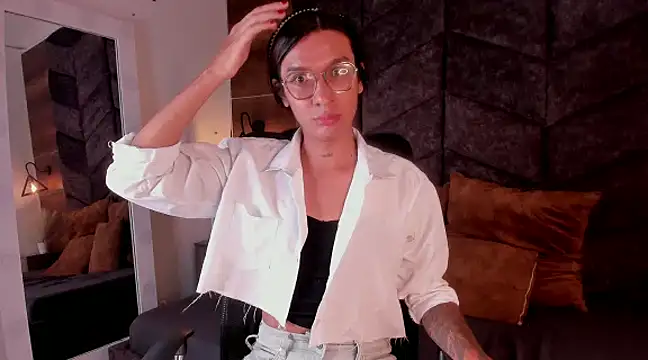 Snapshot of LauraaGomezz__ chatting on 02.21.25 LauraaGomezz online show from 02.21.25