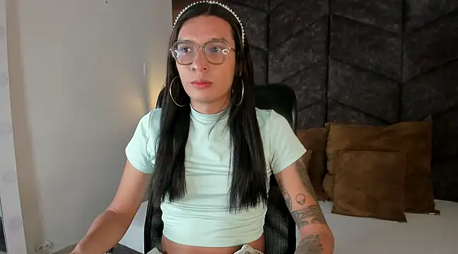 Snapshot of LauraaGomezz__ chatting on 02.21.25 LauraaGomezz online show from 02.21.25