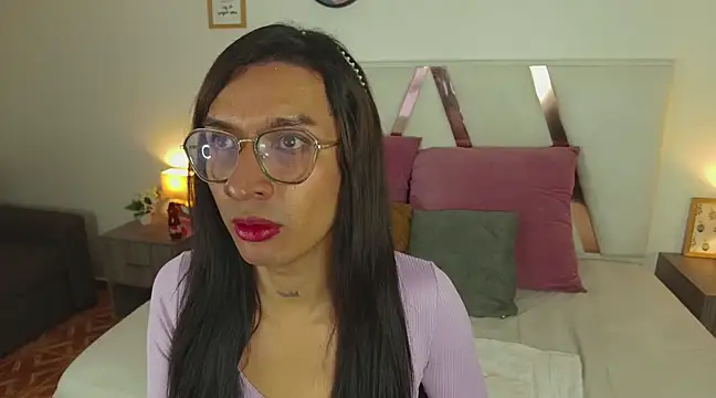 Snapshot of LauraaGomezz__ chatting on 02.26.25 LauraaGomezz online show from 02.26.25