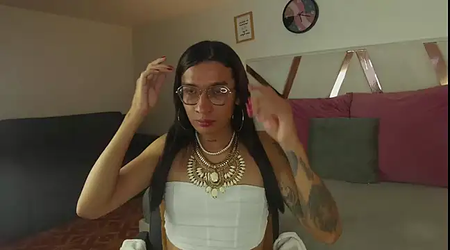 Snapshot of LauraaGomezz__ chatting on 02.27.25 LauraaGomezz online show from 02.27.25