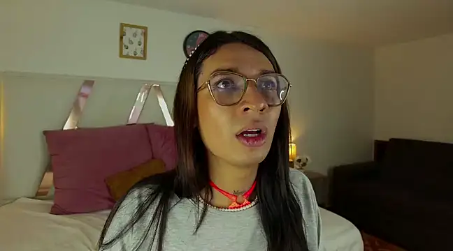 Snapshot of LauraaGomezz__ chatting on 03.07.25 LauraaGomezz online show from 03.07.25