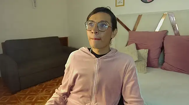 Snapshot of LauraaGomezz__ chatting on 03.22.25 LauraaGomezz online show from 03.22.25