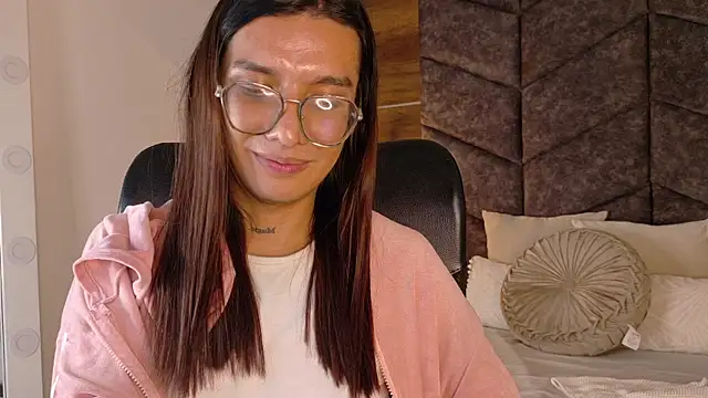 Snapshot of LauraaGomezz__ chatting on 09.16.25 LauraaGomezz online show from 09.16.25