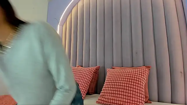 Snapshot of LauraaGomezz__ chatting on 09.19.25 LauraaGomezz online show from 09.19.25