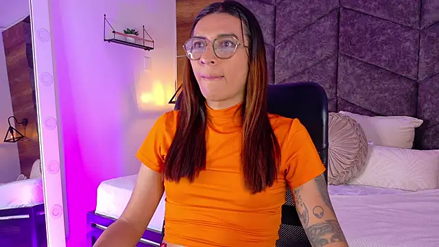 Snapshot of LauraaGomezz__ chatting on 09.23.25 LauraaGomezz online show from 09.23.25