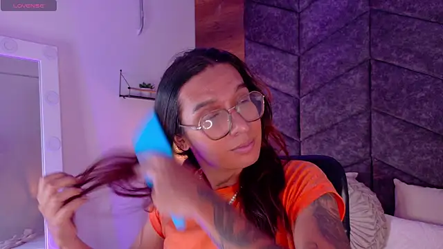 Snapshot of LauraaGomezz__ chatting on 09.25.25 LauraaGomezz online show from 09.25.25