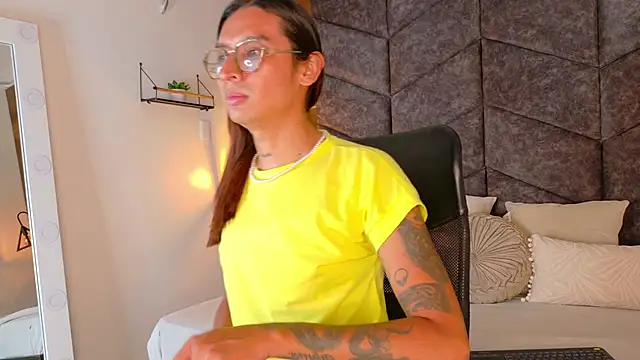 Snapshot of LauraaGomezz__ chatting on 09.27.25 LauraaGomezz online show from 09.27.25