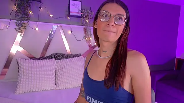 Snapshot of LauraaGomezz__ chatting on 10.10.25 LauraaGomezz online show from 10.10.25