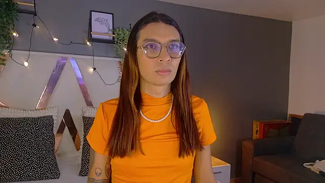 Snapshot of LauraaGomezz__ chatting on 10.13.25 LauraaGomezz online show from 10.13.25