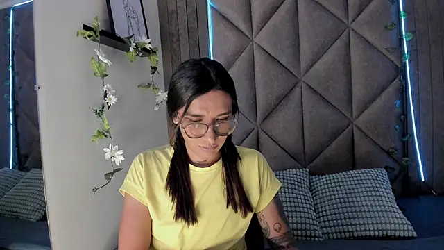 Snapshot of LauraaGomezz__ chatting on 10.14.25 LauraaGomezz online show from 10.14.25