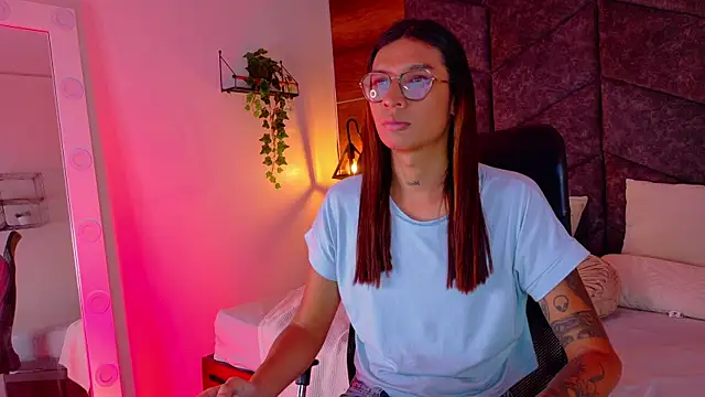 Snapshot of LauraaGomezz__ chatting on 10.16.25 LauraaGomezz online show from 10.16.25