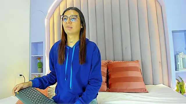 Snapshot of LauraaGomezz__ chatting on 10.17.25 LauraaGomezz online show from 10.17.25