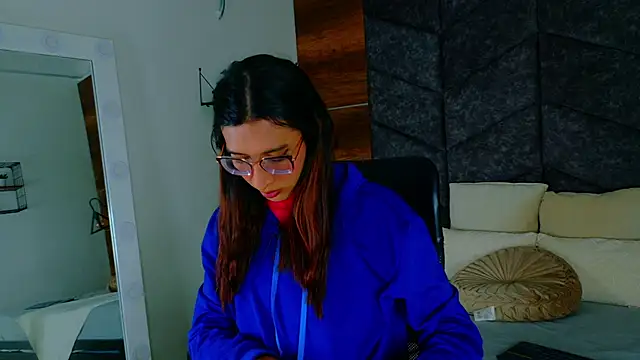 Snapshot of LauraaGomezz__ chatting on 10.19.25 LauraaGomezz online show from 10.19.25