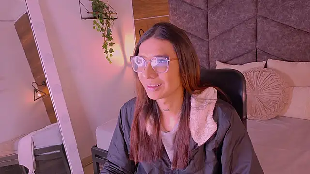 Snapshot of LauraaGomezz__ chatting on 11.08.25 LauraaGomezz online show from 11.08.25