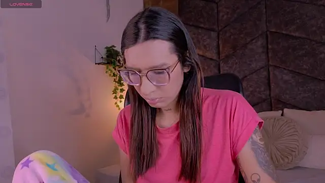 Snapshot of LauraaGomezz__ chatting on 11.09.25 LauraaGomezz online show from 11.09.25