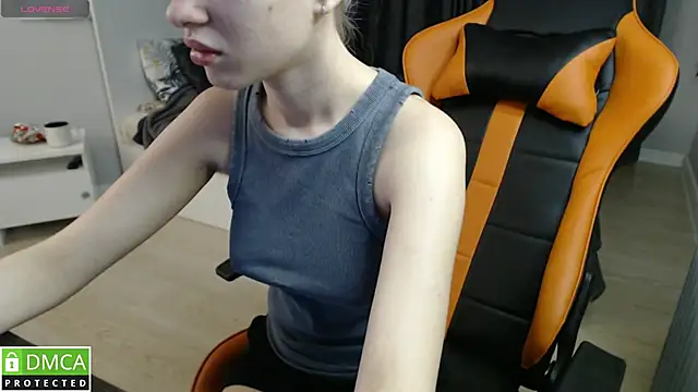 Snapshot of crystalyss chatting on 02.17.25 crystalyss online show from 02.17.25