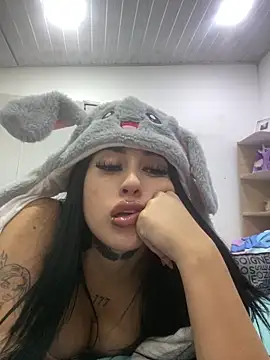 Snapshot of Girl_milk7 chatting on 03.19.25 Girl milk7 online show from 03.19.25