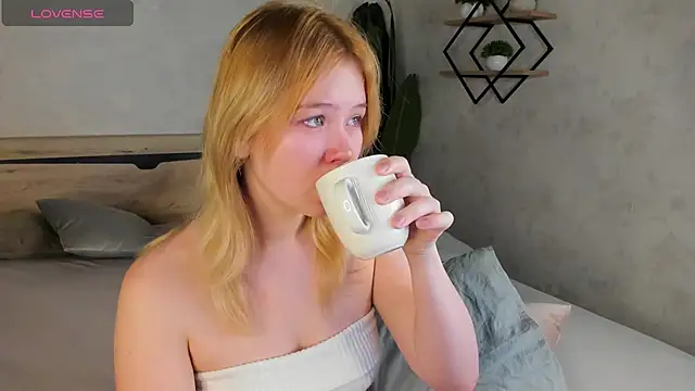 Snapshot of Amy_Kimberlly chatting on 10.17.25 Amy Kimberlly online show from 10.17.25