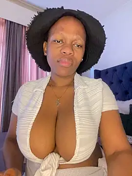 Snapshot of Boneca25 chatting on 02.07.25 Boneca25 online show from 02.07.25