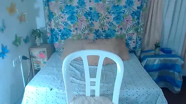 Snapshot of Sweeetnaughty chatting on 10.12.25 Sweeetnaughty online show from 10.12.25