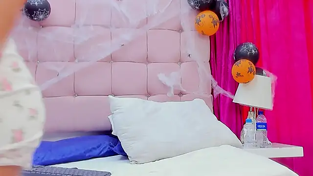 Snapshot of CanelaDevil_ chatting on 10.29.25 CanelaDevil  online show from 10.29.25