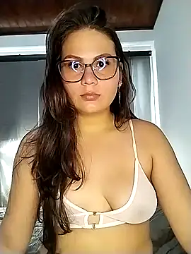 Snapshot of Vale_Saenzz chatting on 02.06.25 Vale Saenzz online show from 02.06.25