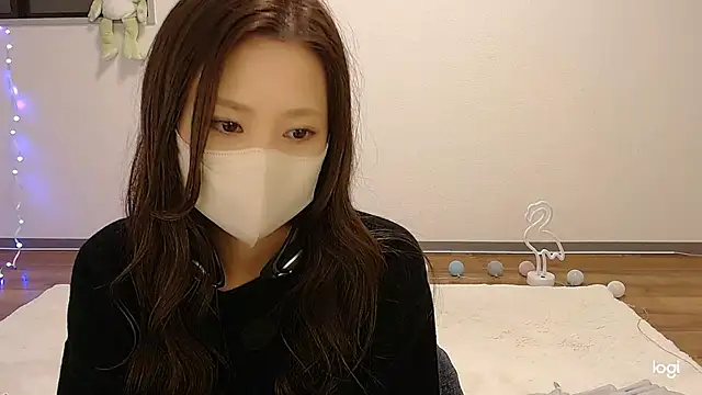 Snapshot of hinano_JP chatting on 10.27.25 hinano JP online show from 10.27.25