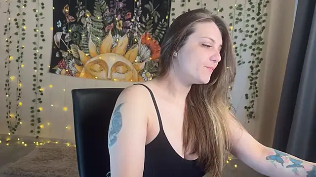 Snapshot of SweetyKatherine chatting on 10.18.25 SweetyKatherine online show from 10.18.25