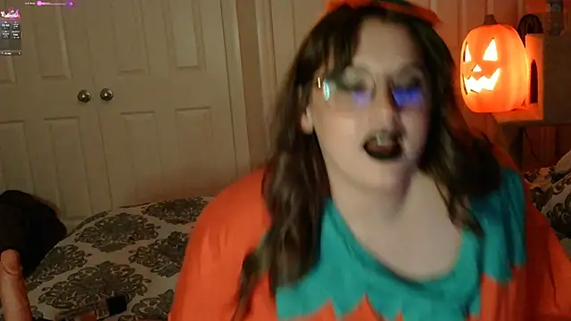 Snapshot of MrsJess chatting on 10.28.25 MrsJess online show from 10.28.25