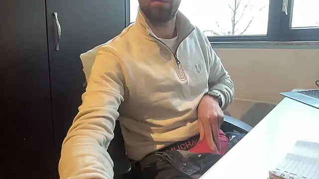 Snapshot of bullyboyy chatting on 01.28.25 bullyboyy online show from 01.28.25