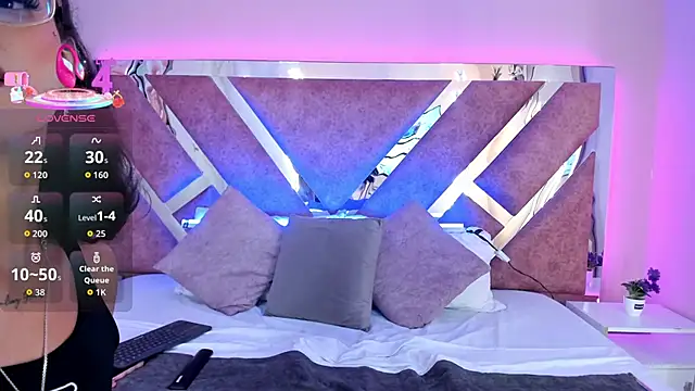 Snapshot of AliDiaz_ chatting on 10.17.25 AliDiaz online show from 10.17.25