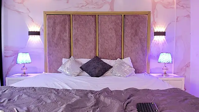 Snapshot of AliDiaz_ chatting on 10.23.25 AliDiaz online show from 10.23.25