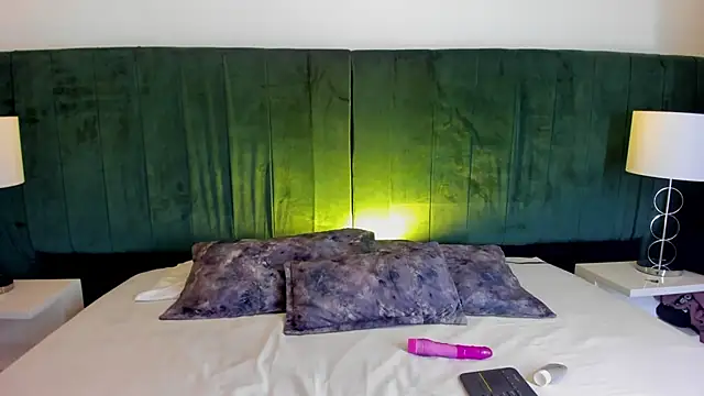 Snapshot of ValeriaVixen chatting on 02.05.25 ValeriaVixen online show from 02.05.25