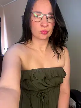 Snapshot of ValeriaVixen chatting on 09.25.25 ValeriaVixen online show from 09.25.25